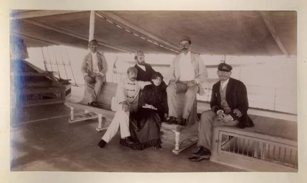 [Sara del Campo de Montt y personas no identificadas en cubierta]  [fotografía].