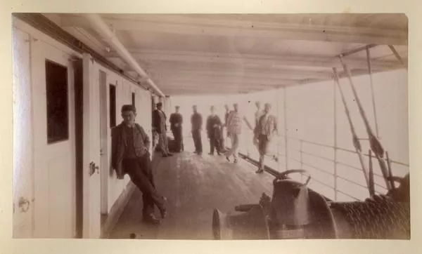 Grupo de señores, en la cubierta de un barco  [fotografía].