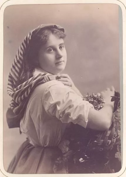 [Mujer no identificada]  [fotografía] J. Löwy.