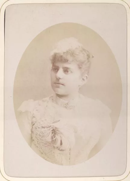 [Mujer no identificada]  [fotografía] Díaz y Spencer.