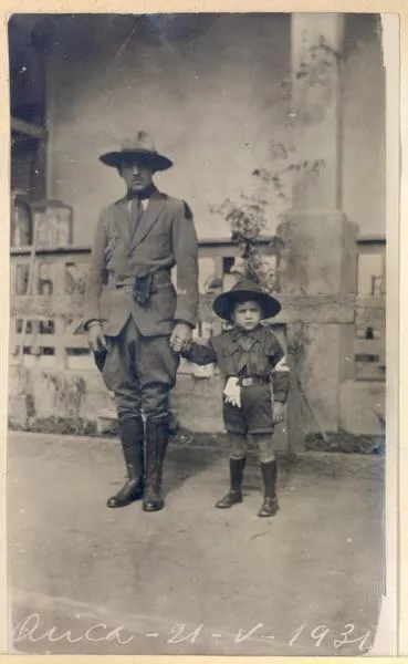 [Hombre y niño vestidos como scouts]  [fotografía]