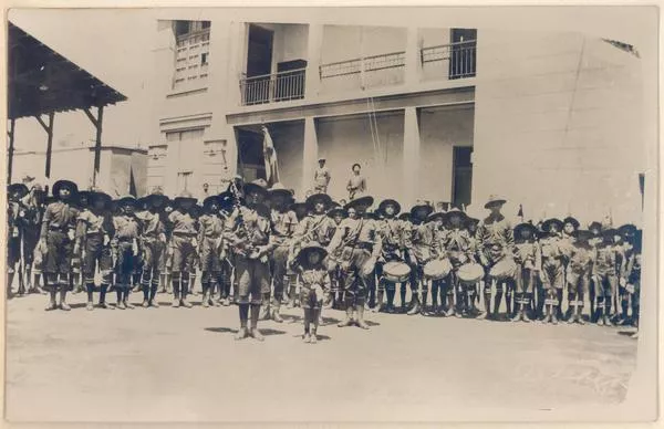 [Desfile de niños scouts, Escuela modelo brigada "Luis Arteaga", Arica, vistos de frente]  [fotografía]