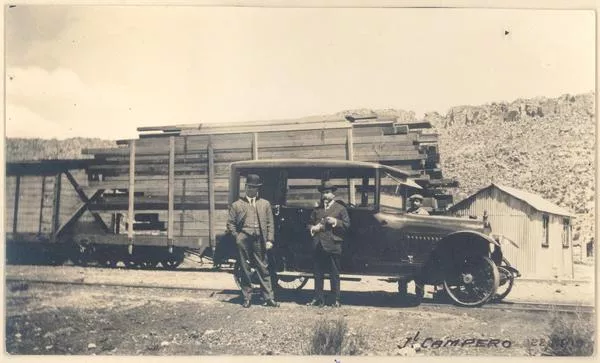 [Luis Arteaga y acompañantes fuera de automóvil negro]  [fotografía]