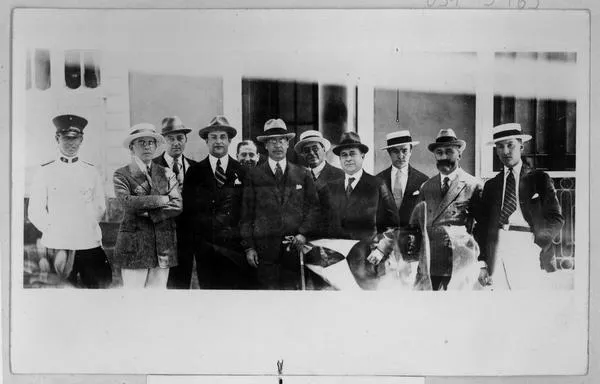 [Ernesto Barros Jarpa con grupo no identificado]  [fotografía]