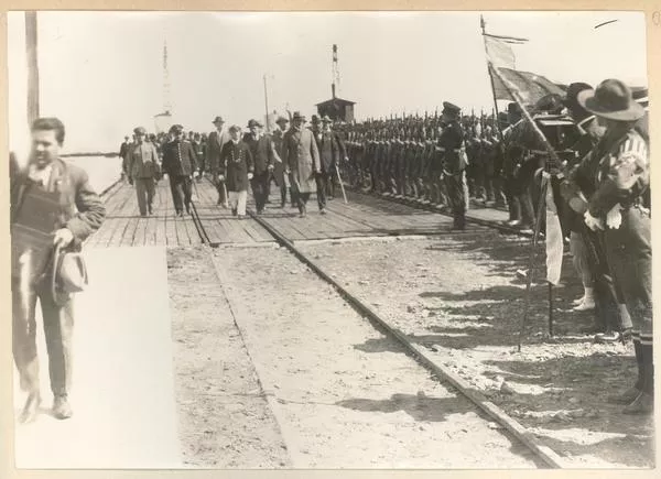 [Pershing desembarcando en Arica]  [fotografía]