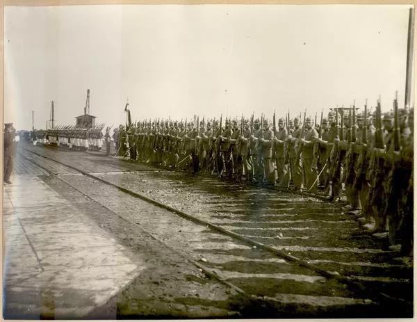 [Tropas que rindieron honores el día de la llegada de Pershing]  [fotografía]