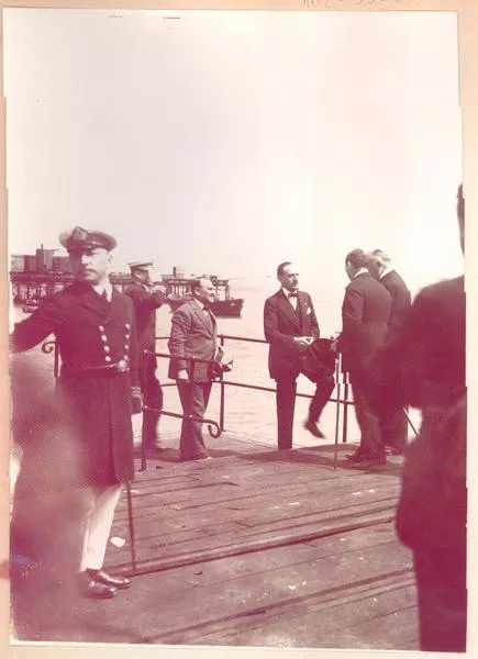 [Freyre Santander saluda por primera vez al llegar a Arica Sr. Barceló y al gobernador Sr. Bustos León]  [fotografía].