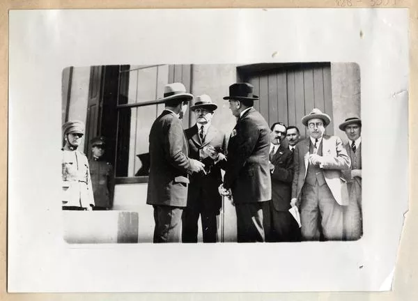 [Agustín Edwards, Pershing y Freyre y Santander, conversando a la salida de una reunión]  [fotografía].