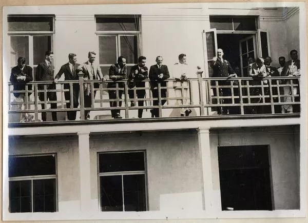 [Grupo de personas no identificadas en el balcón de un edificio y, escuchando un discurso de Agustín Edwards]  [fotografía].