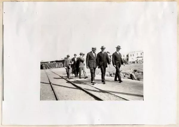 [Agustín Edwards, Pershing y Lassiter en dirección al muelle en donde se embarcó Pershing de regreso a A E. U.]  [fotografía]