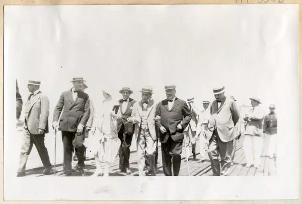 [El ministro de relaciones Sr. B. Mathieu regresa de E.U. y baja a Tierra en Arica, entre otros jnto a Agustín Edwards]  [fotografía].