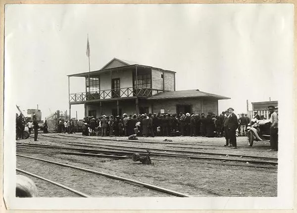 [Regreso voluntario de peruanos al norte, en un terminal de trenes]  [fotografía]