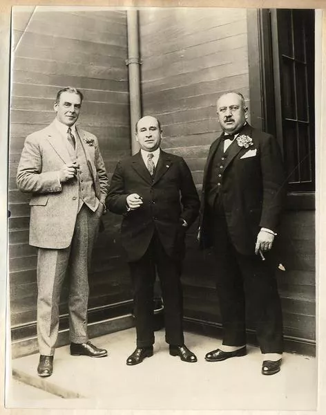 [Luis Arteaga al centro junto con hombres no identificados]  [fotografía]