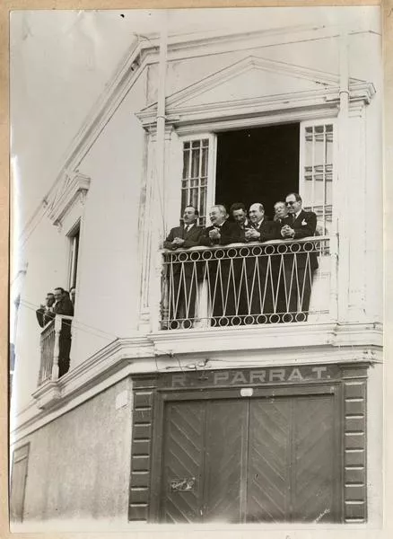 [Autoridades presenciando el desfile en Arica]  [fotografía].