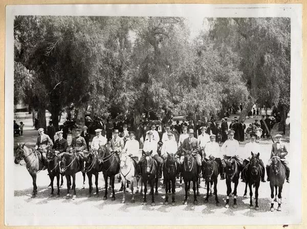 [Carabineros a caballo]  [fotografía].