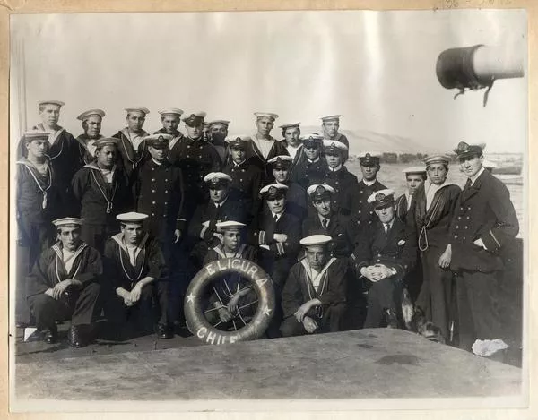 [Tripulación, jefes y oficiales de Elicura, Arica]  [fotografía].