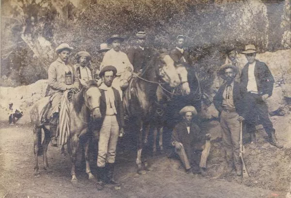 [Grupo de arrieros algunos a caballo]  [fotografía]