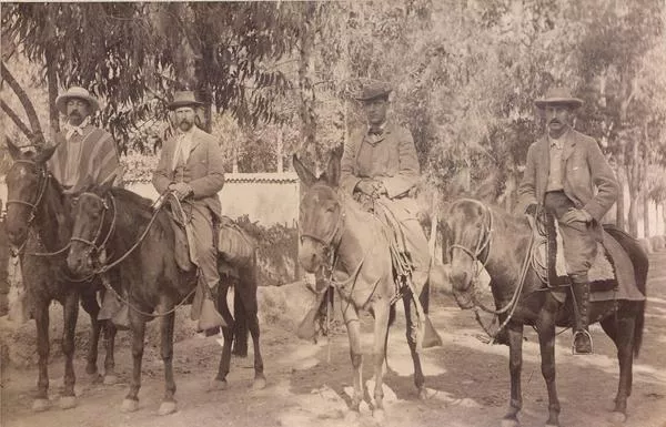 [Hombres a caballo]  [fotografía].