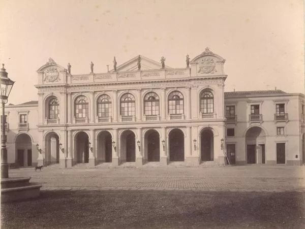 [Teatro Municipal de Santiago: fachada principal]  [fotografía].