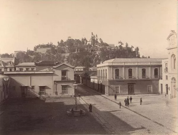 [Calle Agustinas, plazuela del Teatro Municipal, al fondo el Cerro Santa Lucía]  [fotografía].