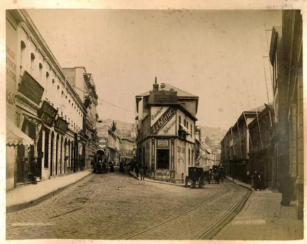 [Calles céntricas de Valparaíso, con un aviso publicitario de Fotografías Leblanc]  [fotografía] Fotografía Leblanc. Cruz de Reyes.