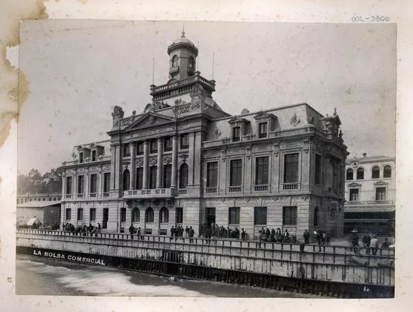 [Edificio : Comandancia y Circulo Naval, a orillas del mar. Por detrás se ve la estación de ferrocarriles, Valparaíso]  [fotografía] Fotografía Leblanc. Cruz de Reyes