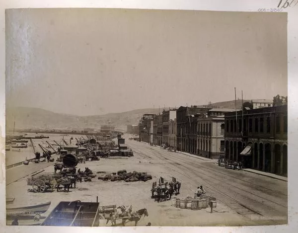 [Vista del malecón de Valparaíso]  [fotografía] Fotografía Leblanc.
