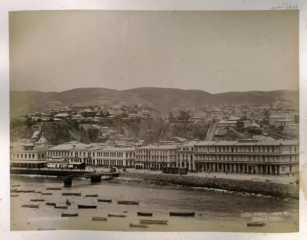 [Vista general de Valparaíso desde el muelle fiscal, en el mar se divisan botes y en el fondo lo cerros]  [fotografía] Fotografía Leblanc.