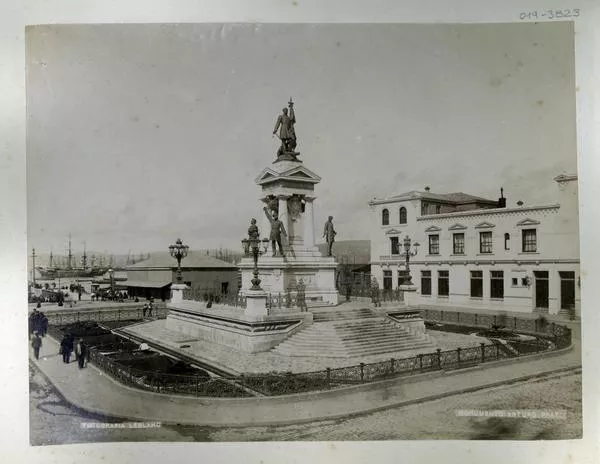 [Monumento a Arturo Prat en Valparaíso, de fondo se divisan unos barcos]  [fotografía] Fotografía Leblanc.