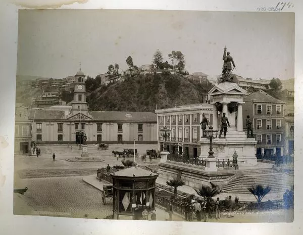 [Monumento a Arturo Prat en Valparaíso, al fondo se divisa el edificio de la Intendencia]  [fotografía] Fotografía Leblanc.