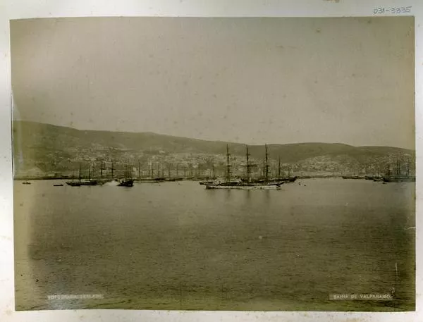 [Vista general de la bahía de Valparaíso, con barcos en el mar]  [fotografía] Fotografía Leblanc.