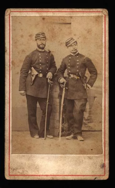 [Dos soldados chilenos, parados con uniforme]  [fotografía] Fotografía Alemana Augusto A. Reincken.