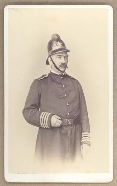 [Hombre no identificado. Retrato de medio cuerpo con uniforme de bombero]  [fotografía] Helsby y Ca. Artistas fotográficos, Valparaíso.