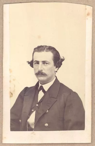 [Hombre no identificado. Retrato de medio cuerpo]  [fotografía] Chaigneau y Lavoisier, Artistas fotográficos, Jardin de Abadie,Valparaíso.