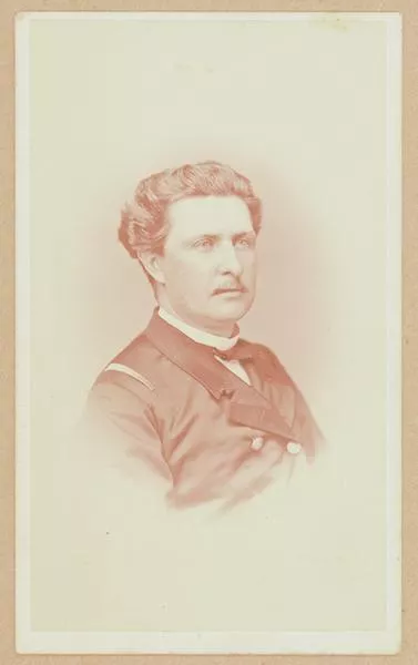 [Hombre no identificado, retrato de medio cuerpo con uniforme]  [fotografía] Helsby y Ca. Artistas fotográficos, Valparaíso.