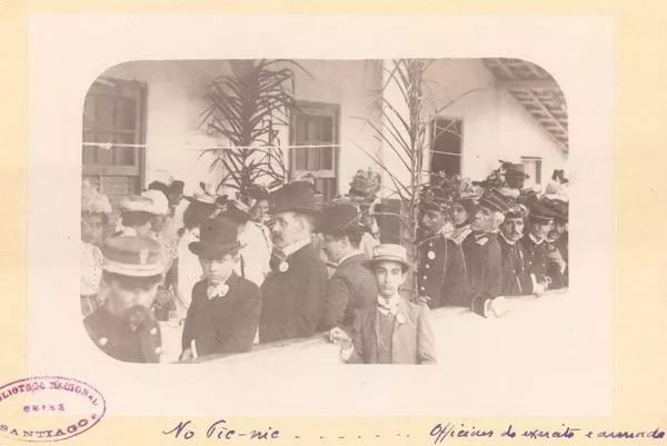 [Hombres con sombreros de copas y uniformados en las afueras del edificio de Ejército y Armada]  [fotografía].