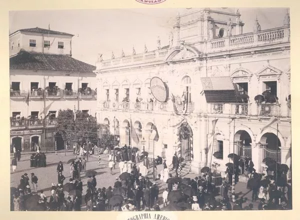 [Personas celebrando en las afueras del edificio de la Municipalidad de Salvador de Bahía, Brasil]  [fotografía] Photographia Americana.