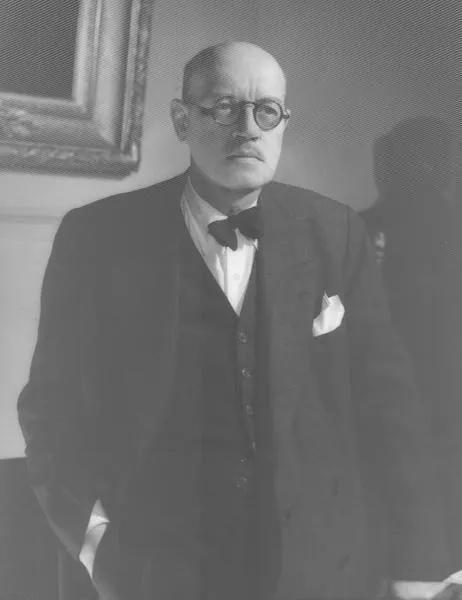 [Guillermo Feliú Cruz, retrato de medio cuerpo parado]  [fotografía].