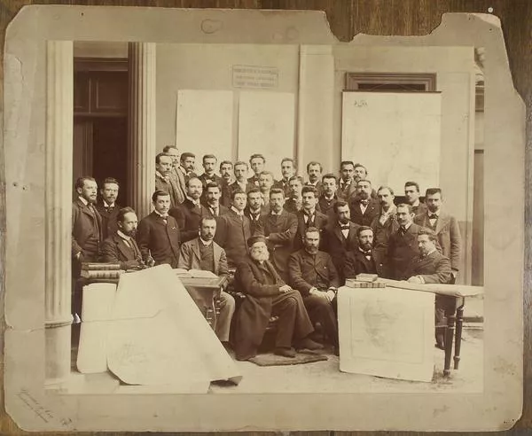 [Comisión de la Patagonia, grupo de hombres junto a unas mesas con mapas]  [fotografía].
