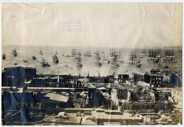 [Vista panorámica de la bahía de Valparaíso después del terremoto en 1906, se observan edificios destruídos, y barcos en el mar]  [fotografía].