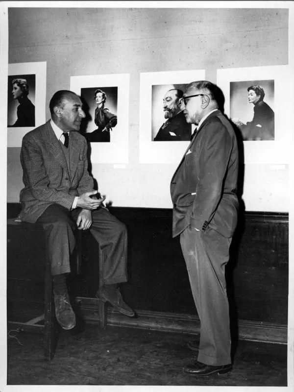 [Sala Reifschneider de Santiago: Jorge Opazo y Renato González; exposición de sus retratos]  [fotografía].
