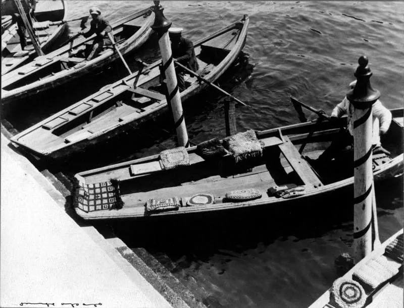 Lanchas en la caleta  [fotografía] Jorge Opazo Galindo.