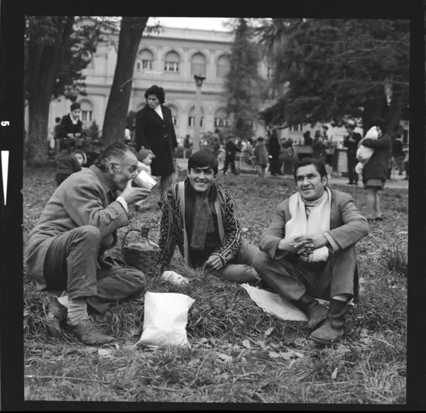 Quinta Normal : [Hombres bebiendo] [fotografía] Armindo Cardoso.