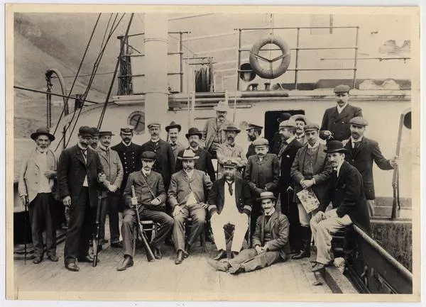 [José Toribio Medina y grupo no identificado en la cubierta de un barco]  [fotografía].
