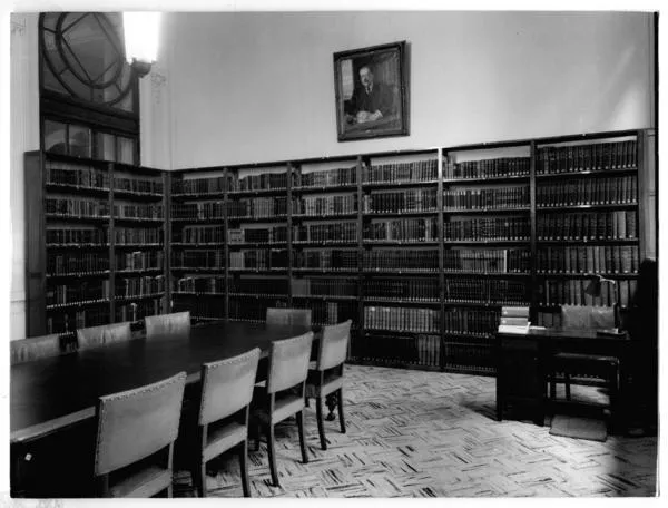 [Biblioteca Nacional. Salón con estanterías de colecciones]  [fotografía].