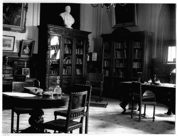 [Biblioteca Nacional. Sala José Toribio Medina, sala del Conservador, se divisan estanterías y mesas de lectura]  [fotografía].