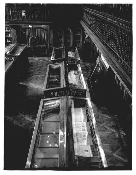 [Biblioteca Nacional. Salón del Museo Bibliográfico, se divisan mesas de exhibición]  [fotografía].