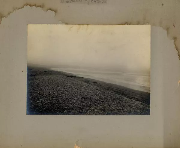 Canteras y bajíos [zona de rocas o de arena, que se eleva desde el fondo a la superficie]  [fotografía].