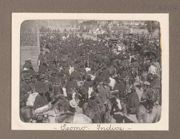 [Osorno, indios, algunos a caballo]  [fotografía] Ricardo Jiménez.