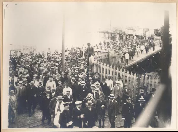 [Recibimiento público en Arica a la delegación chilena]  [fotografía].